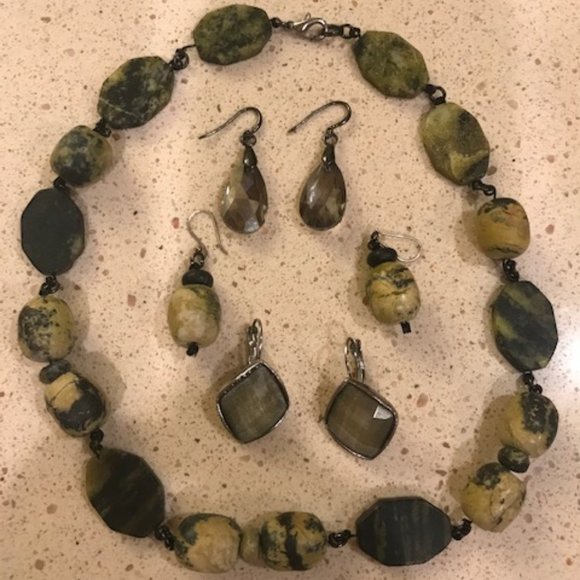 Necklace and 3 pair of earings - Picture 1 of 1